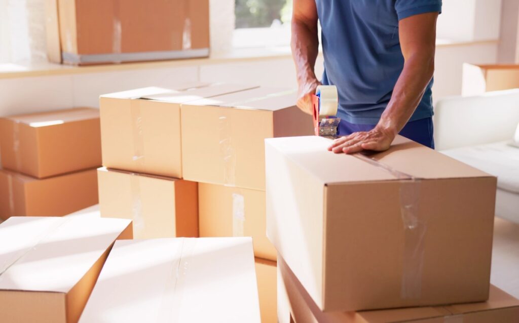 hombre embalando cajas