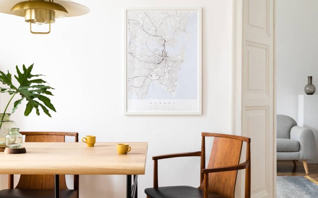 Un comedor con una mesa de madera y sillas de estilo moderno.