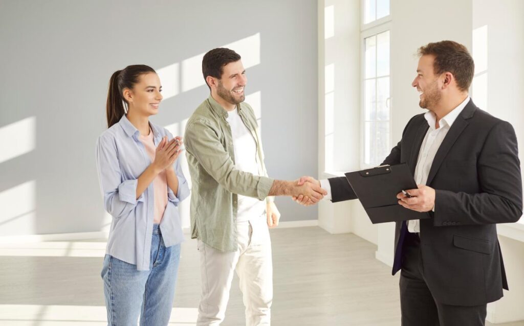 pareja buscando inmueble