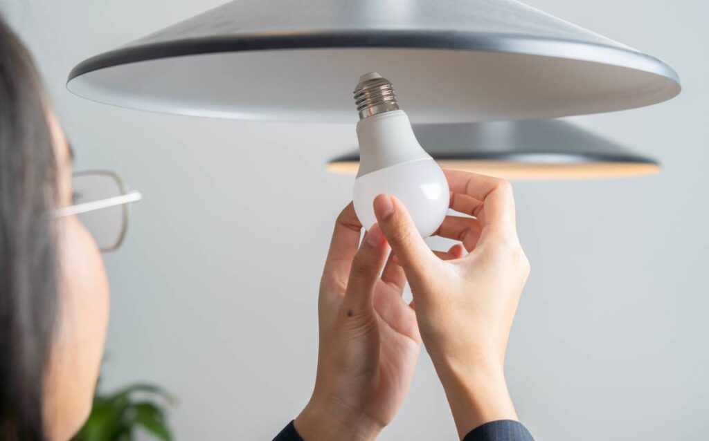 Mujer colocando una bombilla