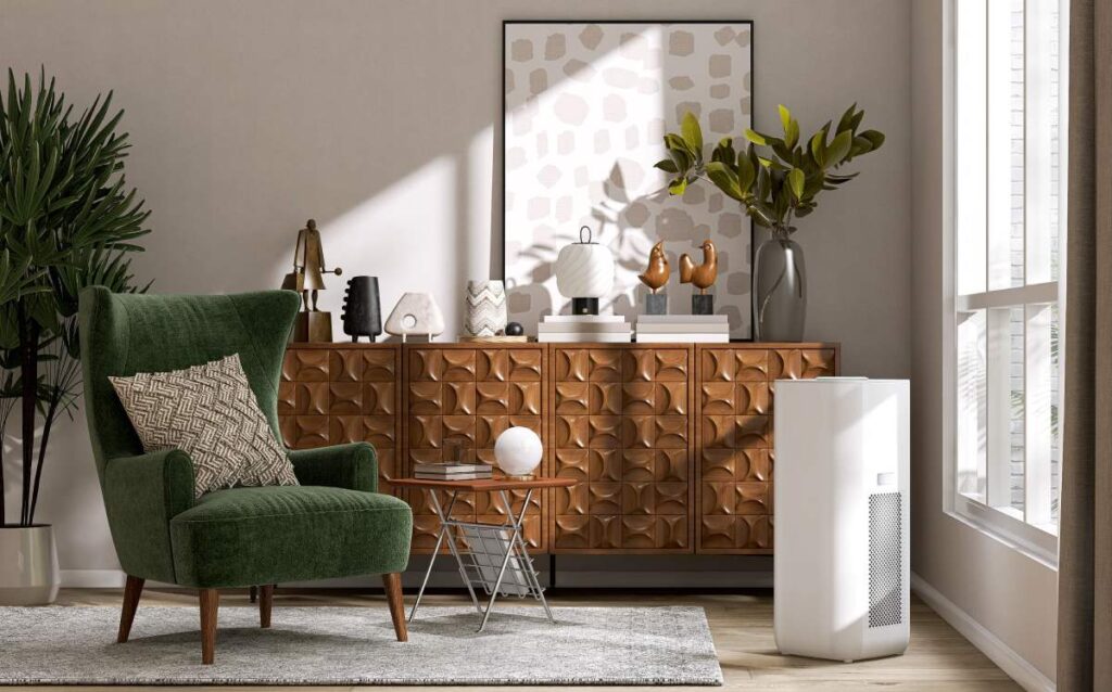 Decoración en un rincón del hogar con el estilo mid century moderno, minimalista con líneas sencillas. Una silla acogedora de color verde y un parador de madera de mango maciza con un patrón geométrico tallado a mano al lado de una ventana con luz suave natural. 