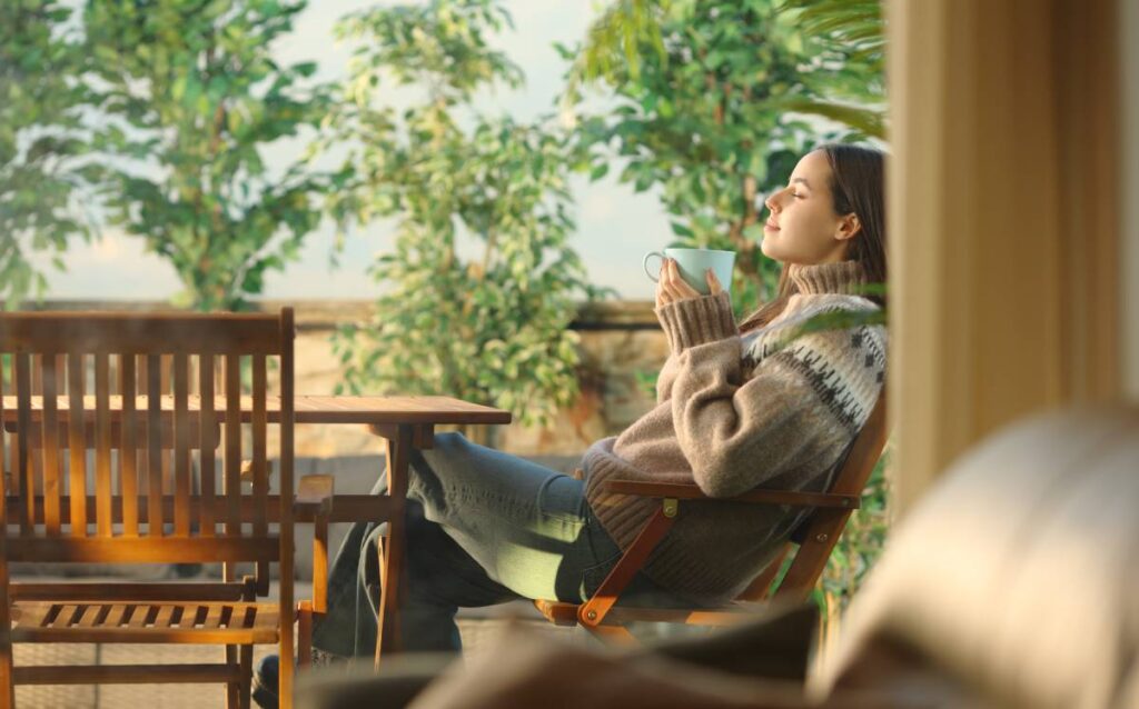 Mujer disfruta de su jardín en invierno