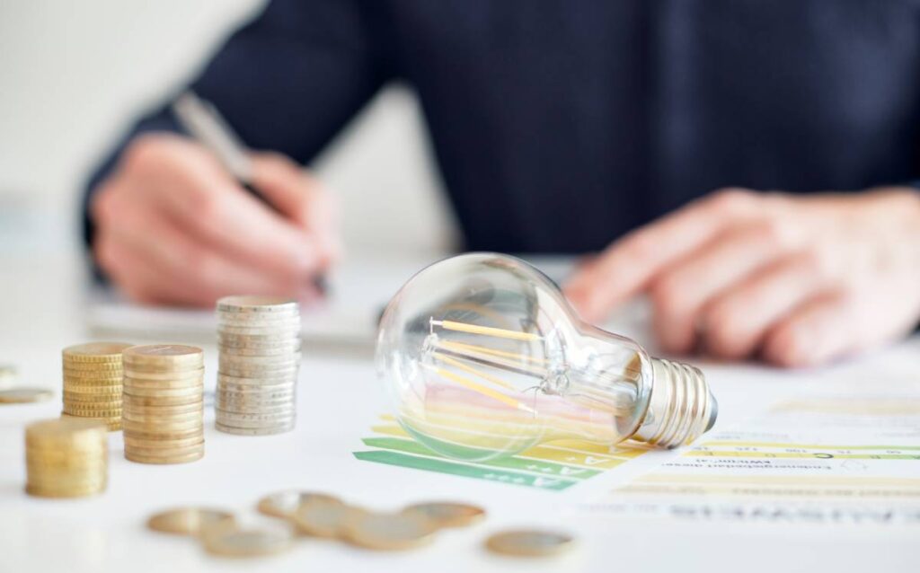 Cómo ahorrar en la factura de la luz: consejos prácticos y eficaces