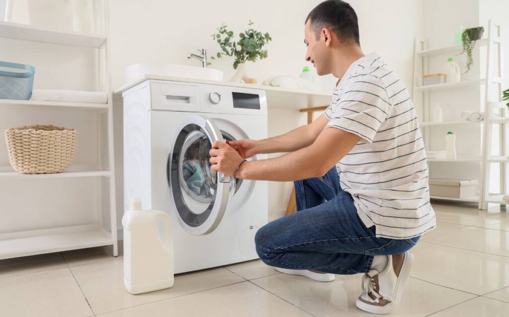 Chico poniendo la lavadora