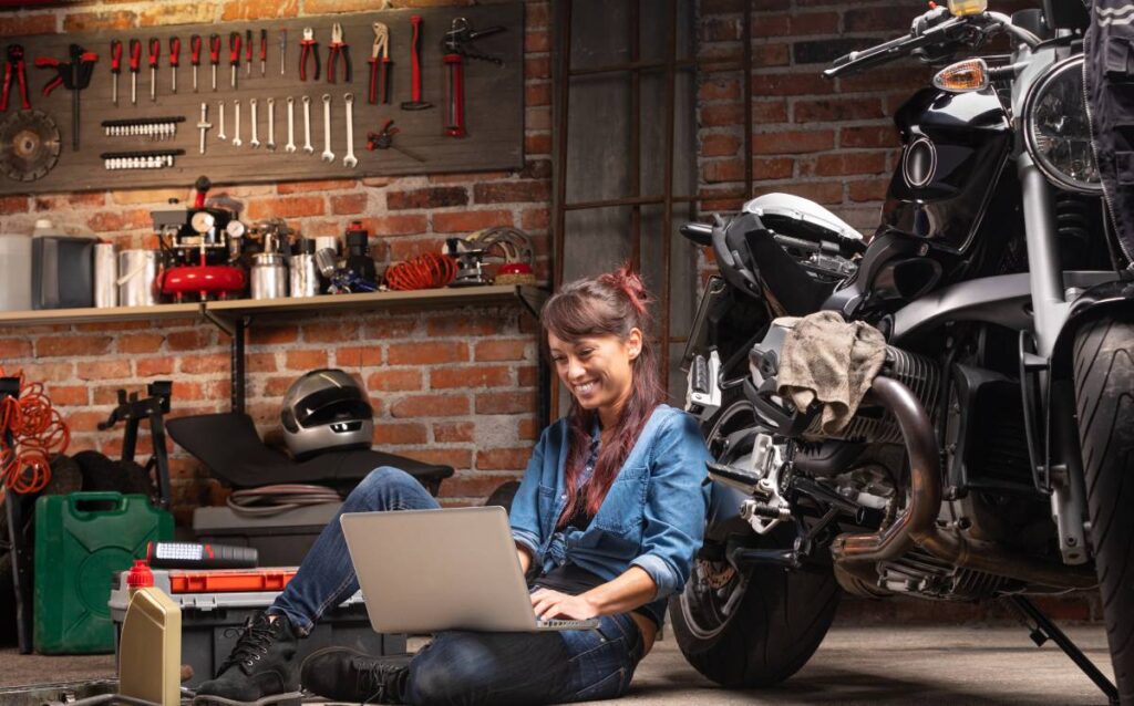 Mujer trabajando en el garaje