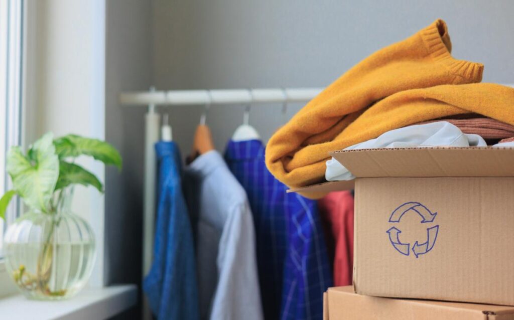 Caja con ropa para reciclar