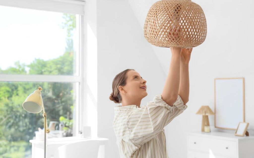 Mujer colocando bombilla