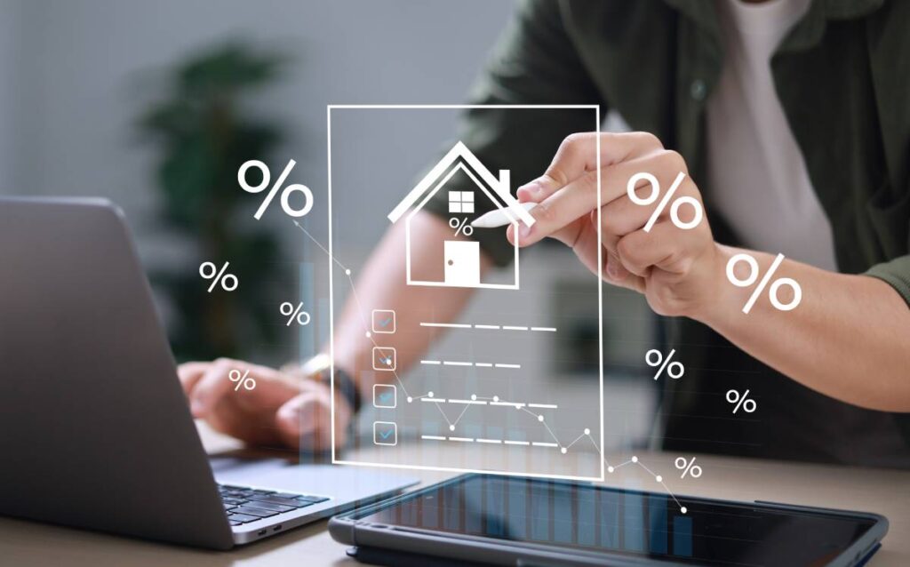 Persona calculando gastos con un ordenador y gráficos digitales.