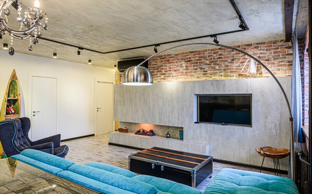 Salón con parte de pared visto