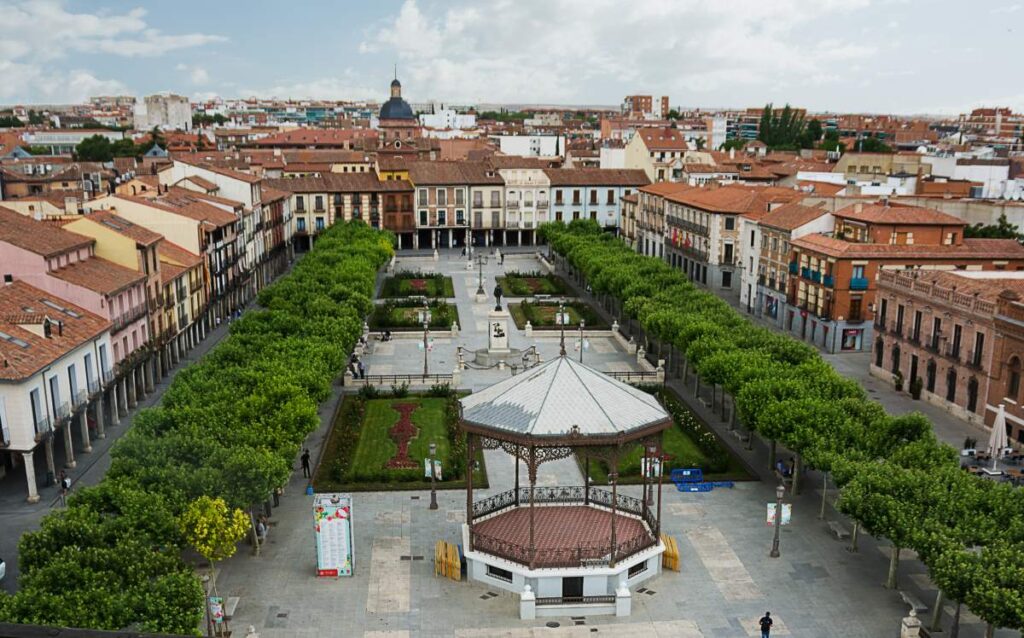 Vista aérea de la Plaza de Cervantes en Alcalá de Henares, con su quiosco de música y jardines