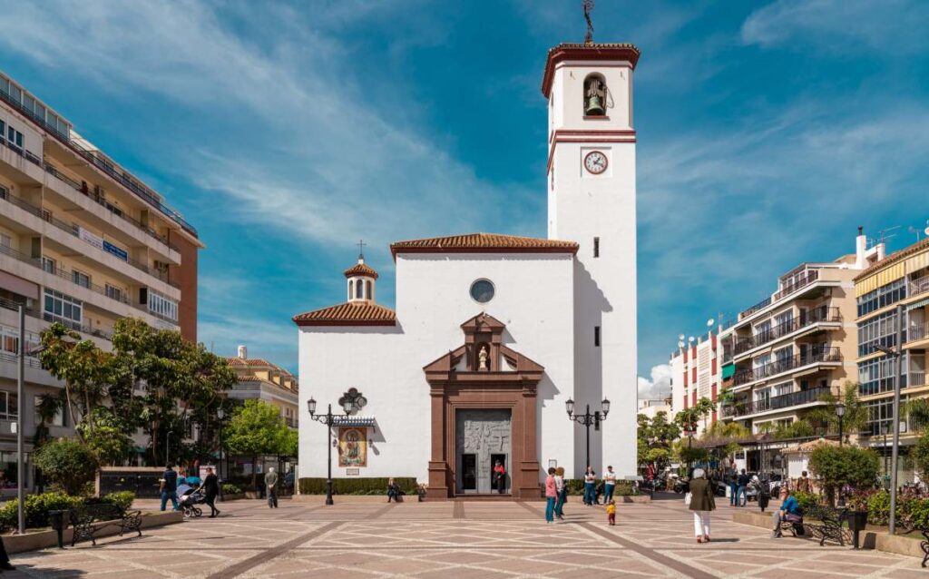 Vista frontal de la Iglesia de Nuestra Señora del Rosario en Fuengirola