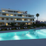 Piscina iluminada y fachada nocturna del residencial Célere Nayra