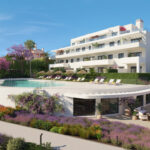 Vista general de la piscina comunitaria y la fachada del residencial Célere Nayra