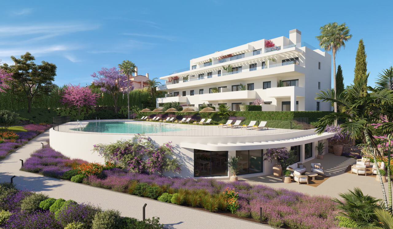 Vista general de la piscina comunitaria y la fachada del residencial Célere Nayra