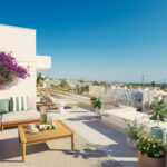 Terraza chill-out de un ático en Célere Nayra con vistas panorámicas al Mediterráneo