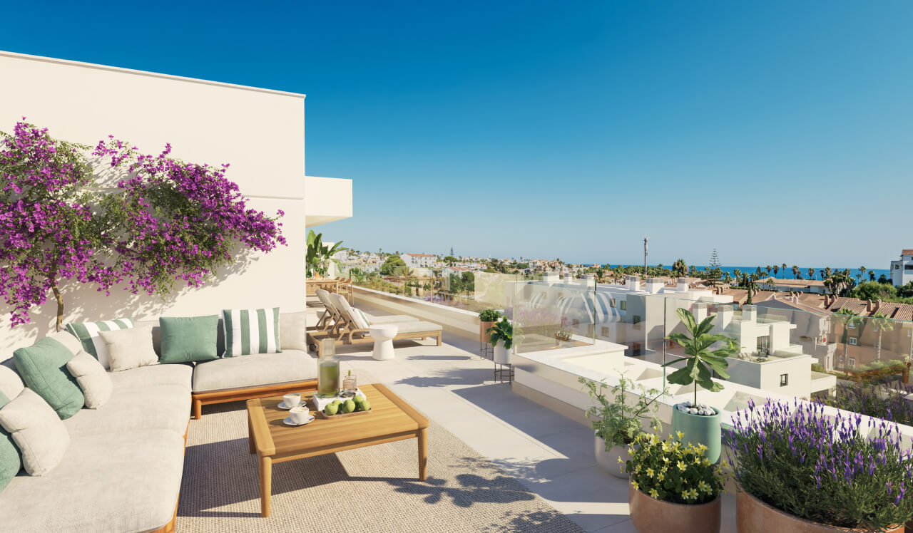 Terraza chill-out de un ático en Célere Nayra con vistas panorámicas al Mediterráneo