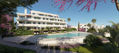 Fachada blanca del residencial Célere Nayra con piscina exterior, jardines y sombrillas en Mijas Costa