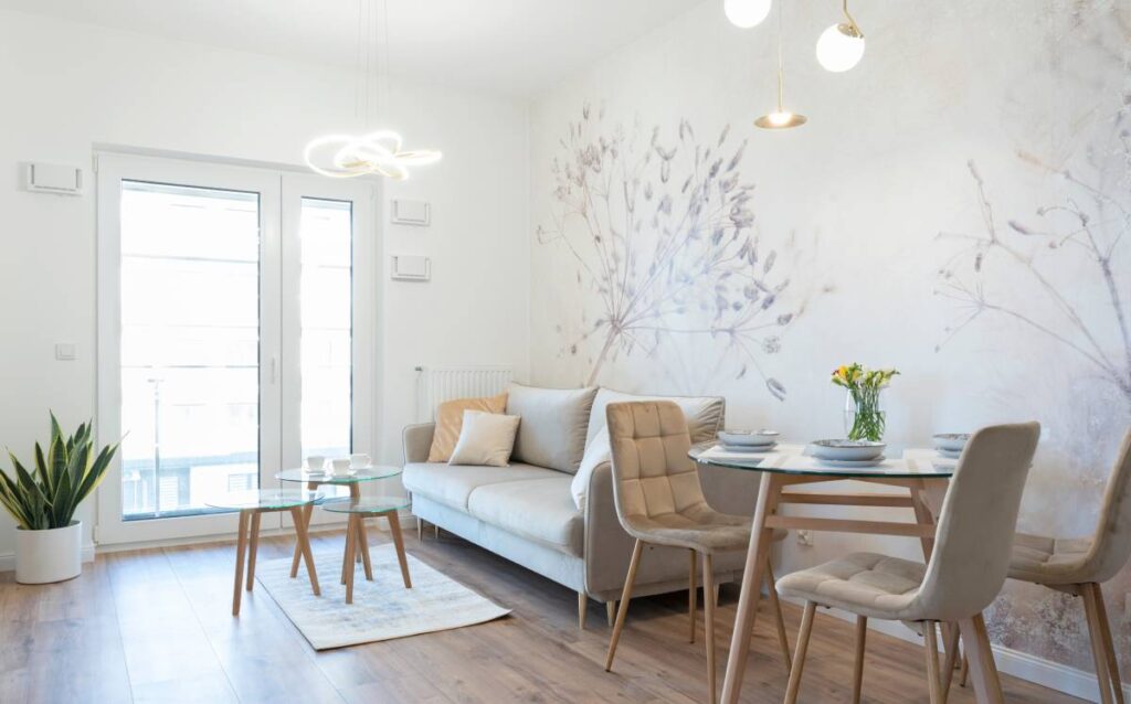 Detalle de salón minimalista con mesas de centro orgánicas de madera y sofás beige