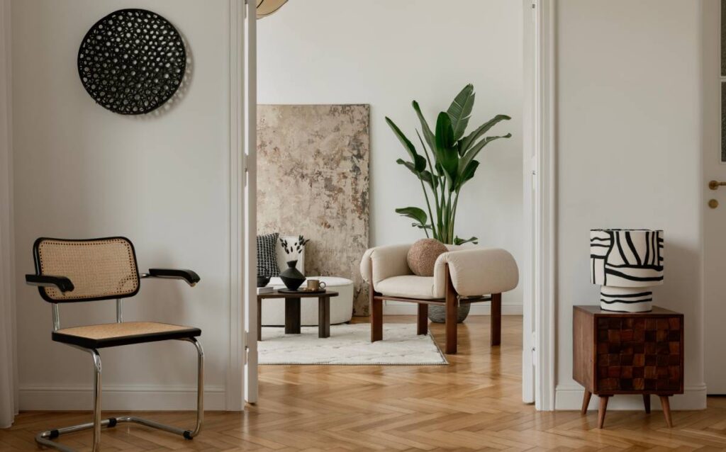 Salón moderno y luminoso con sofás beige curvos y mesa de centro de madera escultórica