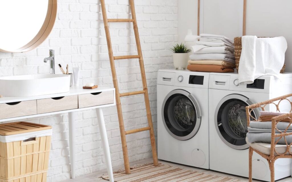 Lavadero moderno decorado con tonos claros y madera