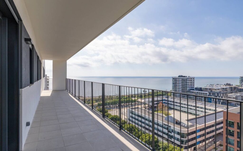 Terraza alargada y moderna de un edificio residencial