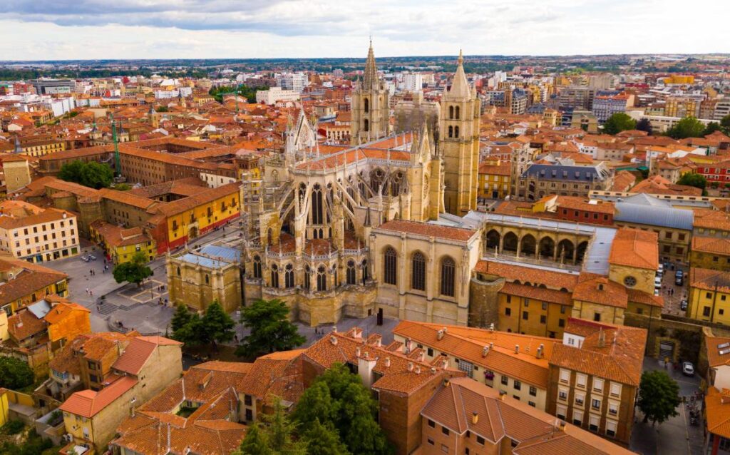 Vista aérea de la Catedral de León rodeada por los tejados del casco histórico de la ciudad