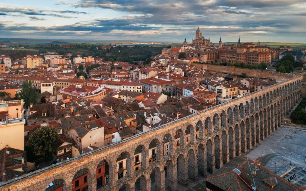 Panorámica de Segovia con el Acueducto romano en primer plano y la Catedral al fondo.