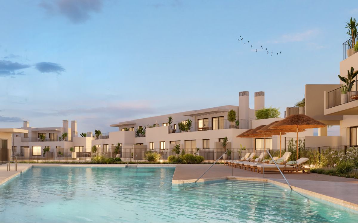 Piscina comunitaria en urbanización residencial de obra nueva