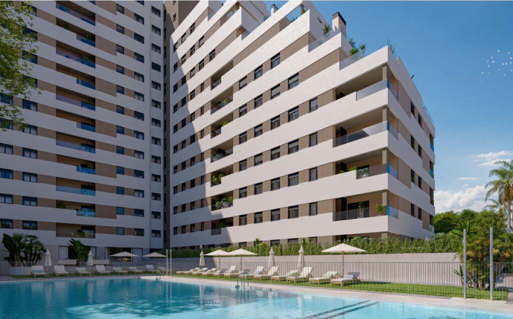 Piscina comunitaria con tumbonas frente a edificio residencial moderno