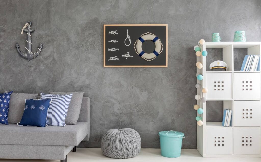 Salón con decoración estilo náutico en tonos grises y azules