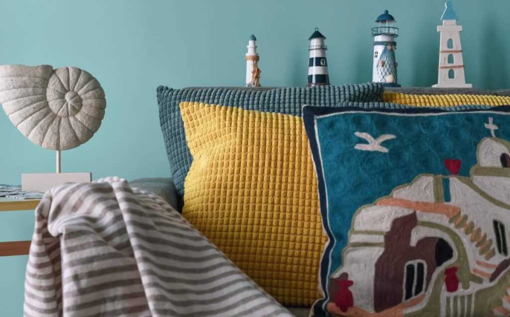 Decoración estilo náutico: cojines, caracola marina y faros decorativos