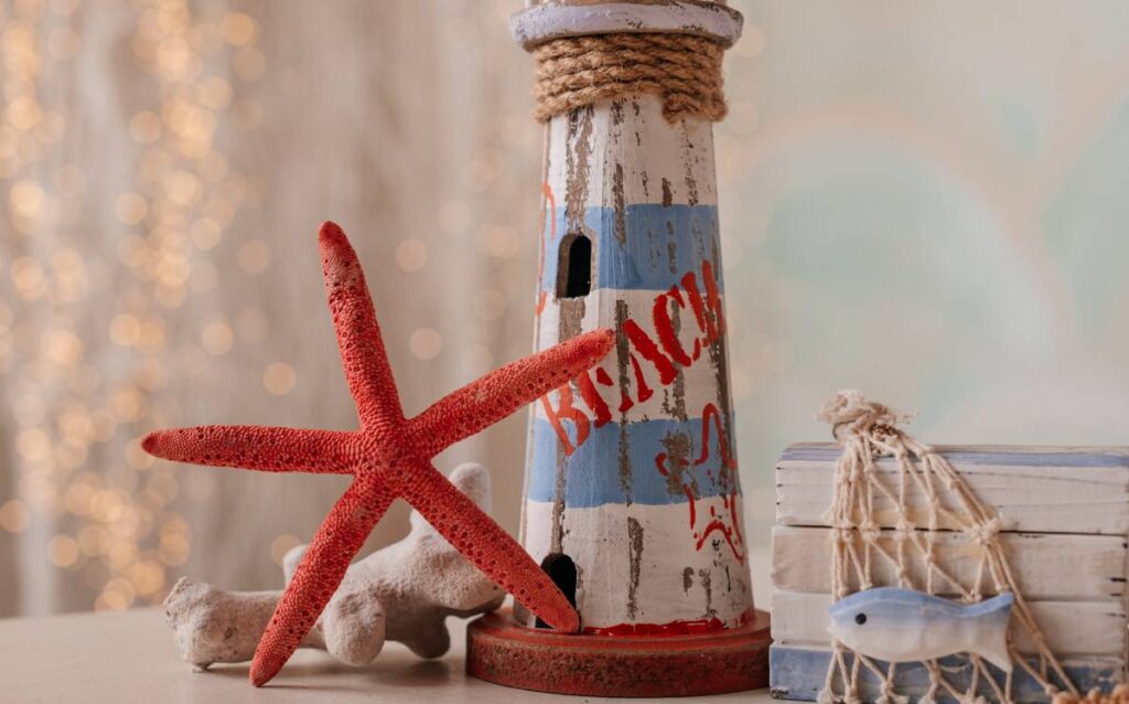 Decoración náutica: estrella de mar, faro y peces