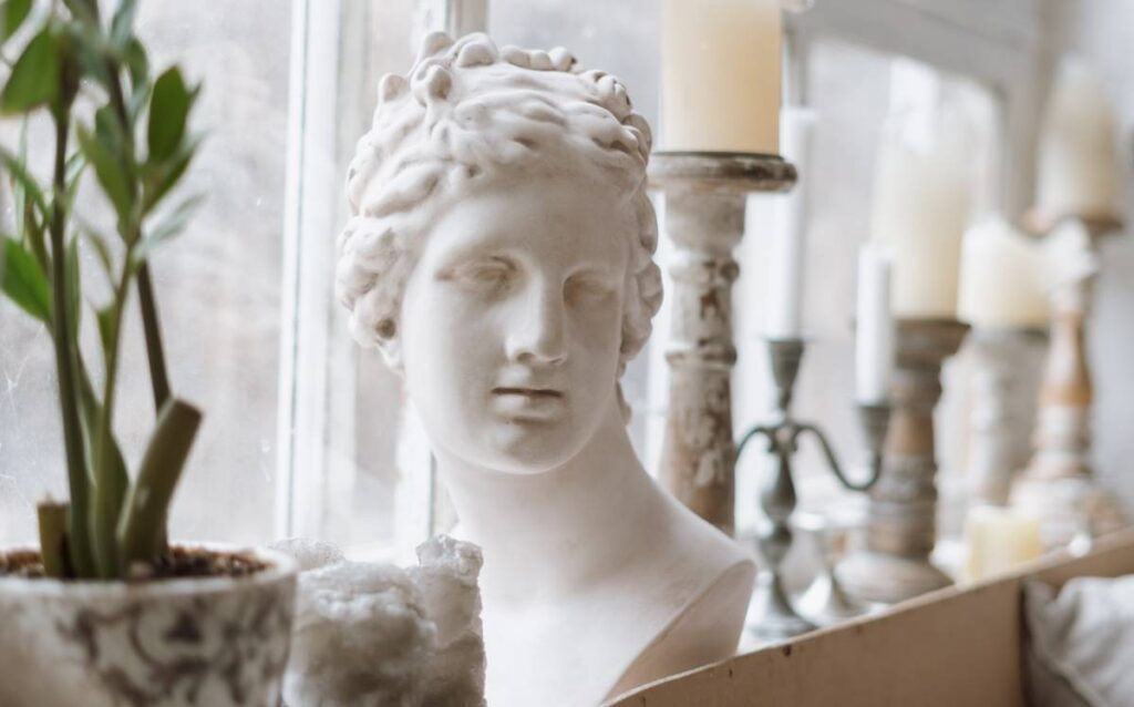 Busto clásico de hombre en un ambiente de estilo neoclásico decoración