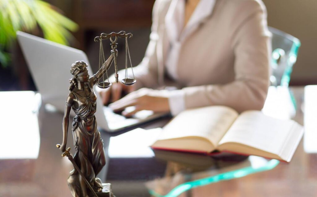Estatua de la justicia en un despacho donde se gestionan los gastos notariales compra vivienda