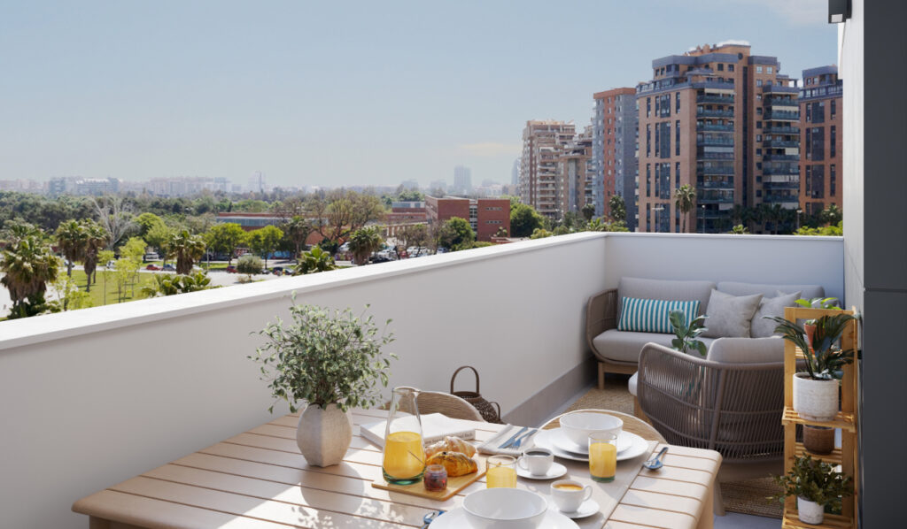 Terraza de una vivienda de obra nueva en Mislata con vistas al parque y edificios residenciales