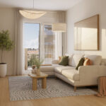Salón moderno de una vivienda de obra nueva Vía Célere Jara con sofá chaise longue, grandes ventanales, luz natural, suelo de madera y balcón.