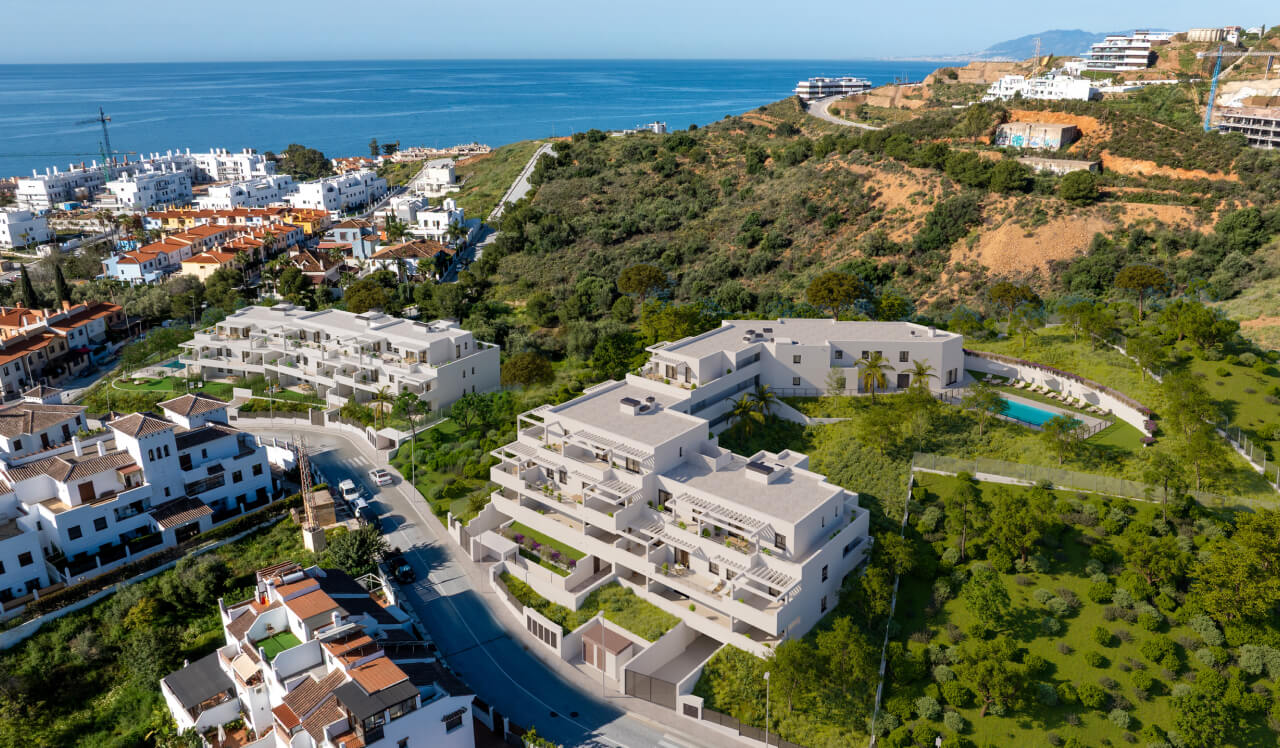 Vista aérea de Vía Célere Victoria I, promoción de obra nueva situada junto al mar, con viviendas de diseño contemporáneo, amplias terrazas, zonas ajardinadas, piscina y un entorno natural privilegiado.