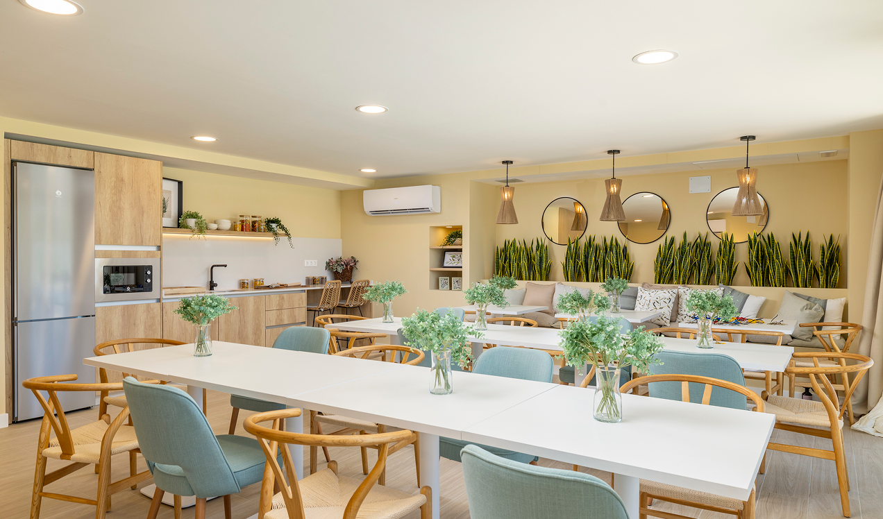 Sala gourmet de Célere Arce con cocina equipada, zona de comedor, área de descanso y espacios comunes modernos diseñados para reuniones y celebraciones.