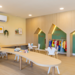 Sala infantil de Célere Arce con mesas para actividades, zona de disfraces, juguetes educativos y espacios diseñados para el entretenimiento de los más pequeños.