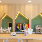 Sala infantil de Célere Arce equipada con mesas de actividades, juguetes, disfraces, zona creativa y espacios diseñados para los más pequeños.