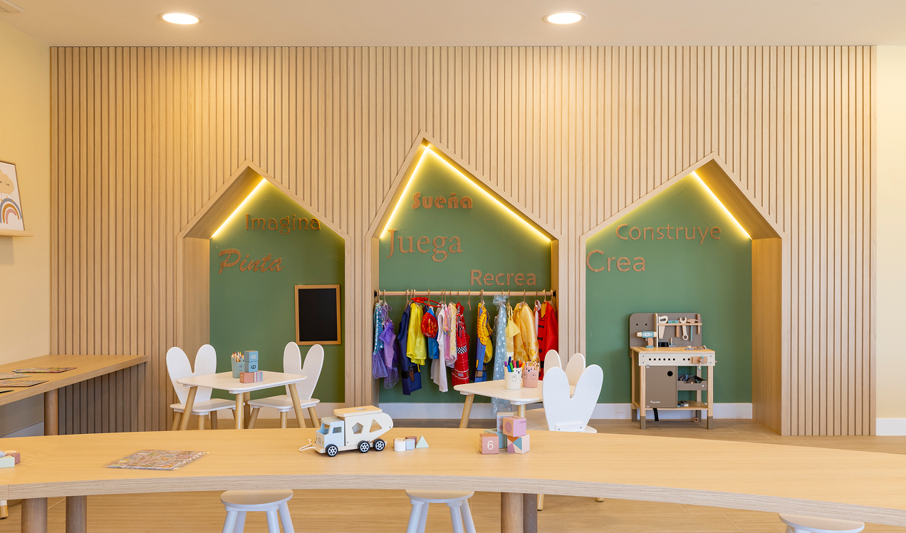Sala infantil de Célere Arce equipada con mesas de actividades, juguetes, disfraces, zona creativa y espacios diseñados para los más pequeños.