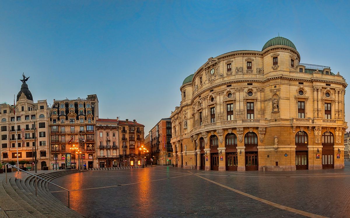 Vista panorámica de la plaza del Teatro Arriaga en Bilbao al amanecer