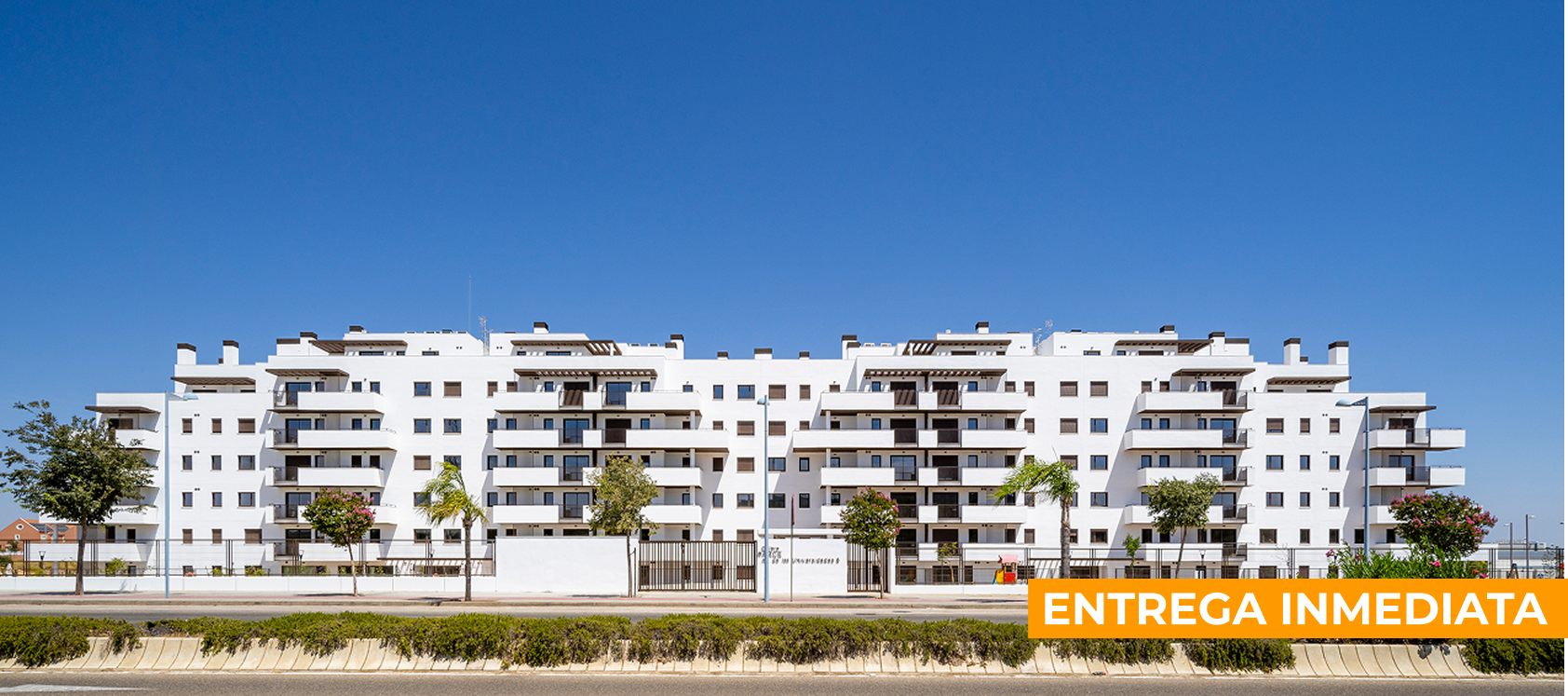 Fachada principal de la promoción Célere Arce, con modernas viviendas de entrega inmediata, amplias terrazas y diseño residencial contemporáneo.