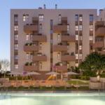 Piscina comunitaria, zona infantil y áreas ajardinadas de la promoción de obra nueva Célere Allegra, rodeadas de modernos edificios residenciales con amplias terrazas y espacios exteriores.