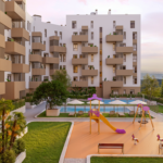 Zonas comunes de Célere Allegra con parque infantil, piscina comunitaria, amplias áreas ajardinadas y edificios residenciales de diseño moderno con terrazas privadas.