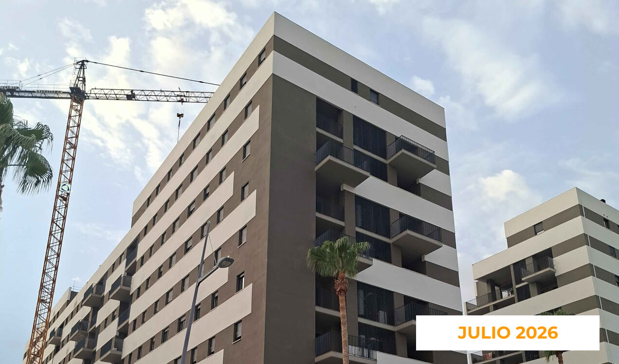 La imagen muestra el avance de las obras de Célere Acacia II en julio de 2026, con varios edificios residenciales prácticamente terminados, fachadas acabadas en tonos claros y oscuros, amplias terrazas, carpinterías instaladas y una grúa torre.