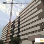 La imagen muestra el estado de las obras de Célere Acacia II en julio de 2026, con un edificio residencial prácticamente terminado, fachadas acabadas en tonos claros y oscuros, balcones instalados y una grúa torre junto a la promoción.