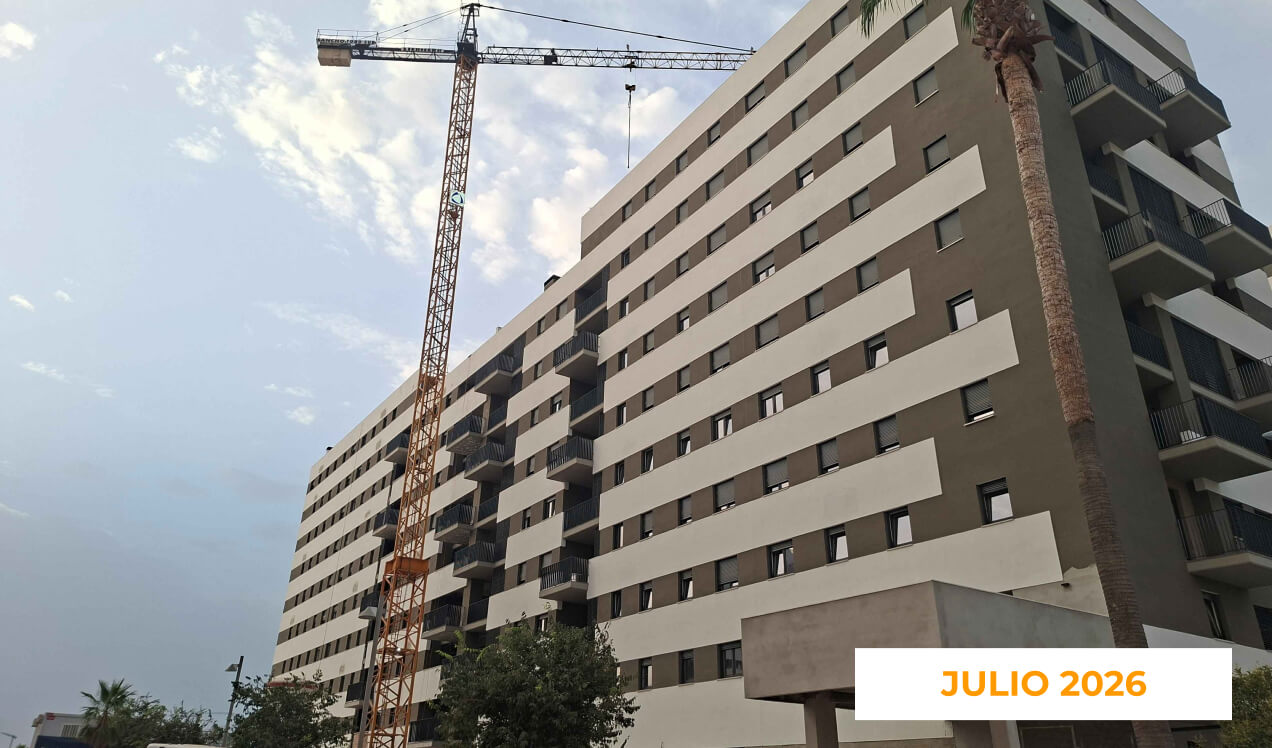 La imagen muestra el estado de las obras de Célere Acacia II en julio de 2026, con un edificio residencial prácticamente terminado, fachadas acabadas en tonos claros y oscuros, balcones instalados y una grúa torre junto a la promoción.