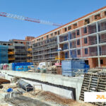 La imagen muestra el avance de las obras de Célere Morelia en julio de 2026, con varios edificios residenciales en construcción, andamios en las fachadas, una grúa torre y materiales de obra distribuidos por todo el recinto.