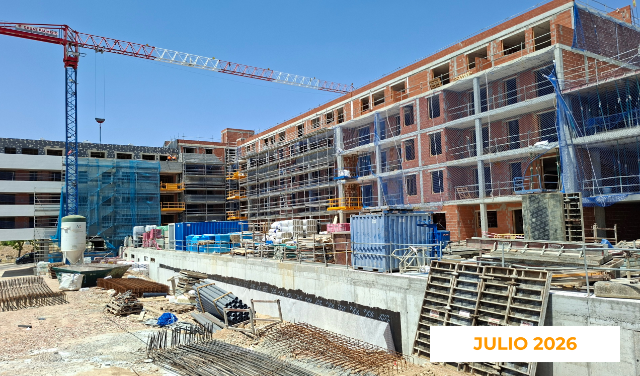 La imagen muestra el avance de las obras de Célere Morelia en julio de 2026, con varios edificios residenciales en construcción, andamios en las fachadas, una grúa torre y materiales de obra distribuidos por todo el recinto.